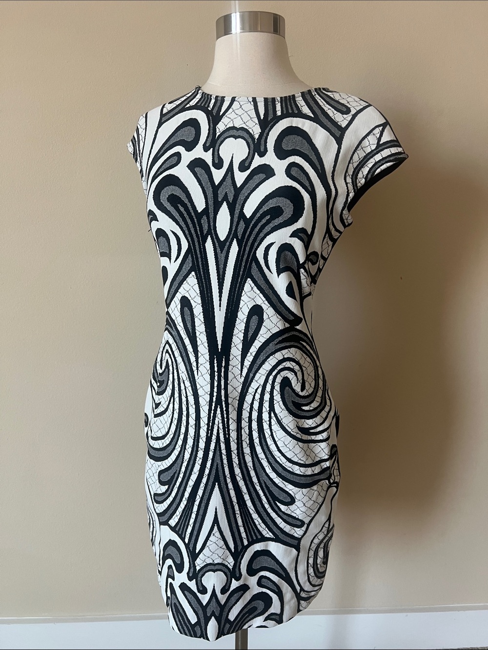 Julia Jordan Size Small Black & White Patterned Cap-Sleeve Dress